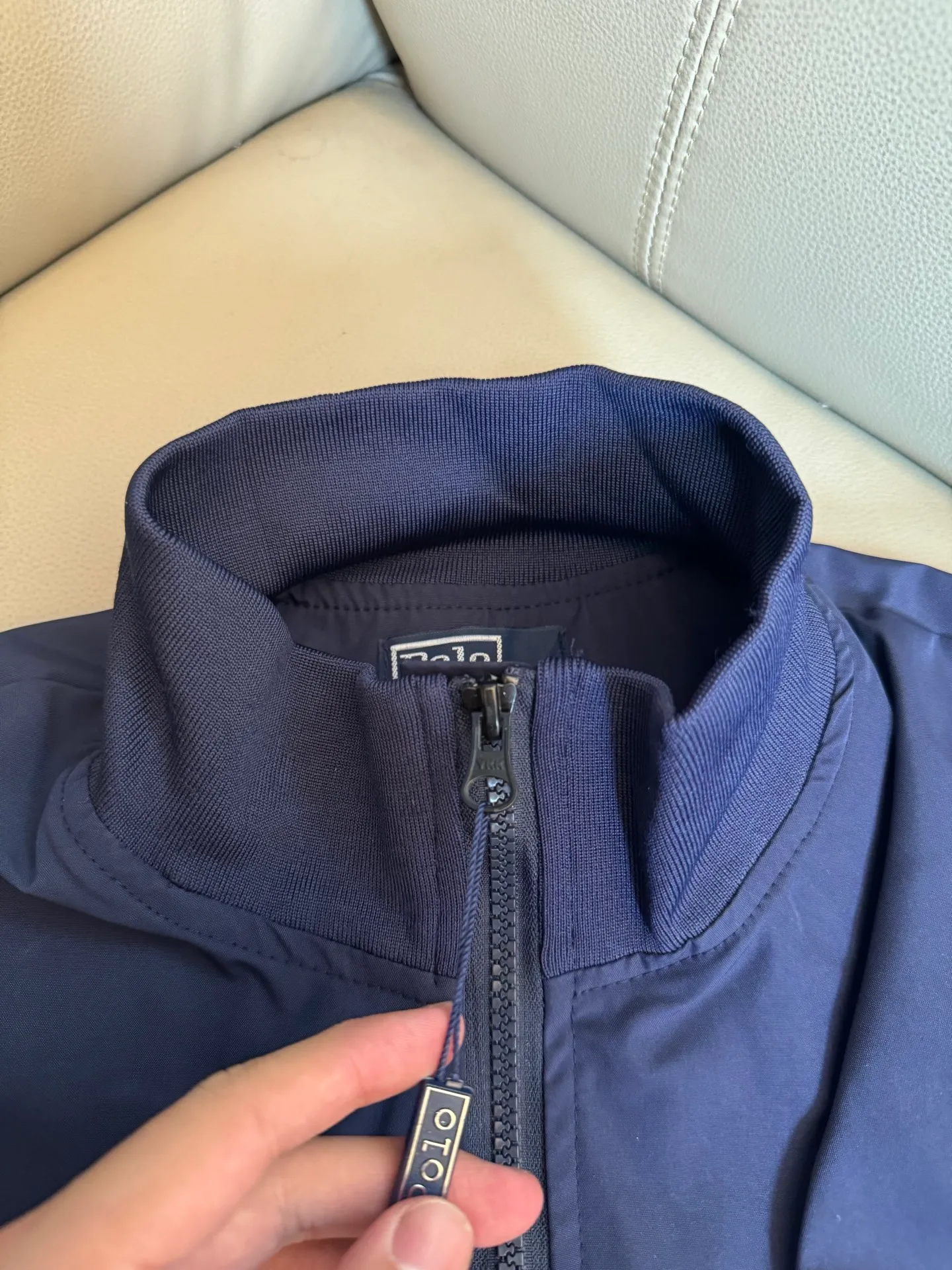 P320 Ralh Lauren men's old money style veteran stand collar workwear Harrington jacket. Ralh Lauren has gone crazy this year. The upper body of major Internet celebrities. The fabric has a double-layer shin feel and is full of weight! It's not as heavy as a regular jacket, and the ordinary cotton material feels really different. This one is super comfortable, soft and stylish, and has a green plaid interior that has a retro movie fashion feel! The fit is loose but not baggy. The size is just right and not too picky. The dropped shoulder design modifies the shoulder shape without making it look bulky. This silhouette is a style that will never go out of style after being worn for a long time. The upper body is also very durable and recognizable. The loose and reasonable fit can be worn by both men and women, making it easy to create a clean and refreshing youthful look. The embroidery on the chest is all German Oman embroidery fiber with original data. The embroidery process is very particular. It uses Japanese Tajima machines to ensure the embroidery is exquisite and three-dimensional. That is what I said is different from the ones on the market. Regarding the workmanship, the version is a loose version and can be used by boys and girls!! Color: black, navy, size: S-XL